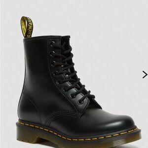 Dr Martens 1460 Women’s Smooth Leather laceup Boots
